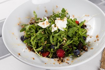 Mare salad with goat cheese