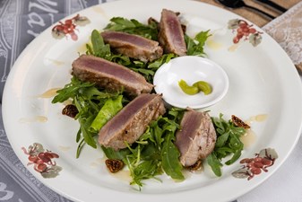Tuna tagliata, enriched with figs and dried apricots